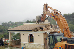 Demolición de una casa ilegal en Benaocaz