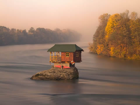 Casa en el río