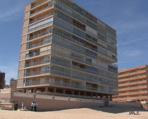 Edificio ilegal a pié de playa en Alicante