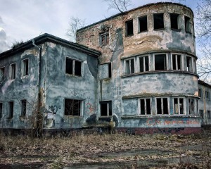 Edificio en ruina y abandonado