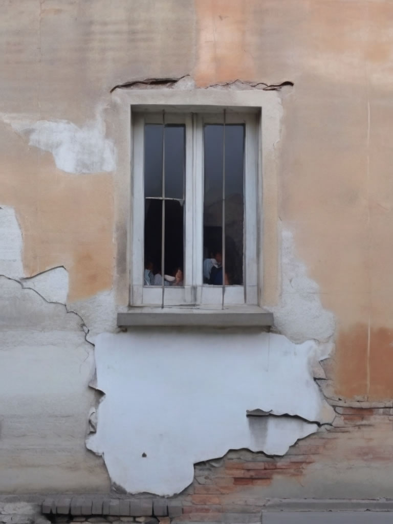 Ventana en casa en ruina