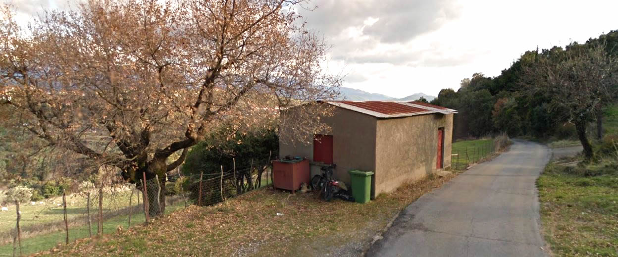 Edificación ilegal en el campo con montes